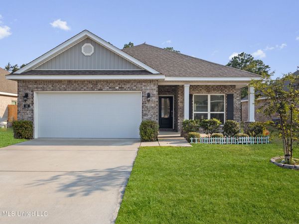 80 Saltmeadow Circle, Ocean Springs, MS 39564