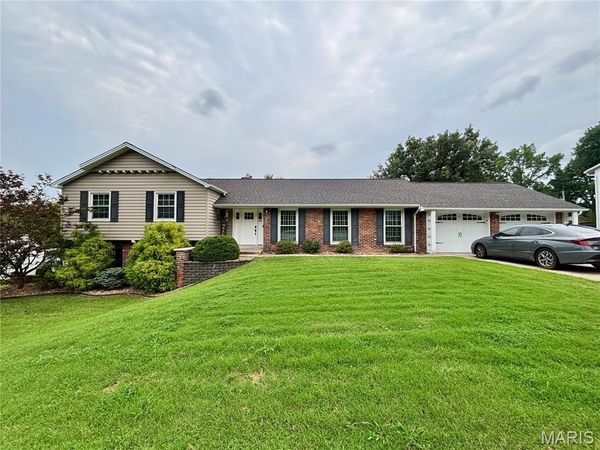 20 Shawnee Drive, St Charles, MO 63301