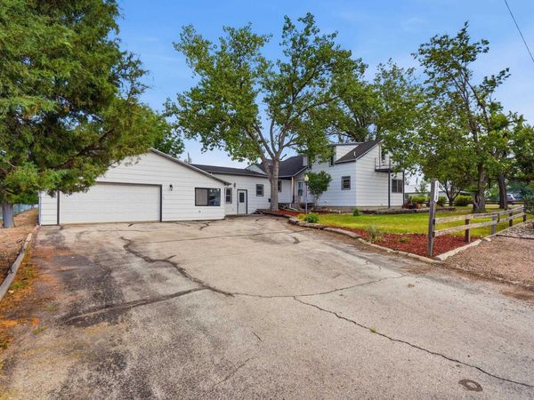 318 4th Avenue, Wall, SD 57790