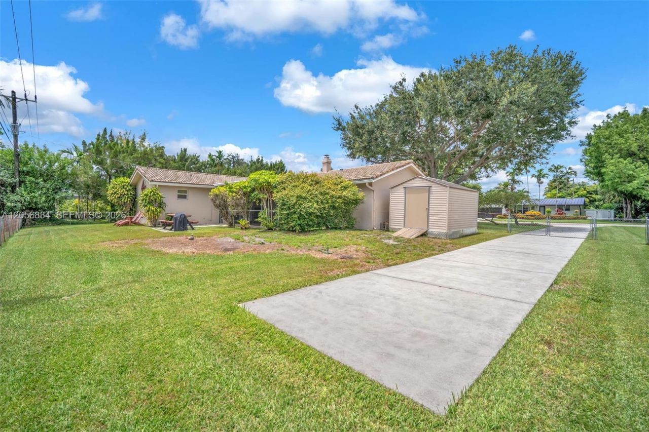 4770 SW 70th Ter, Davie, FL 33314 Photo