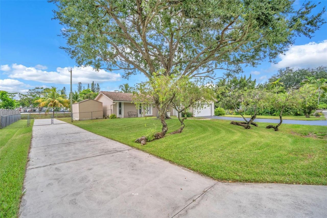 4770 SW 70th Ter, Davie, FL 33314 Photo