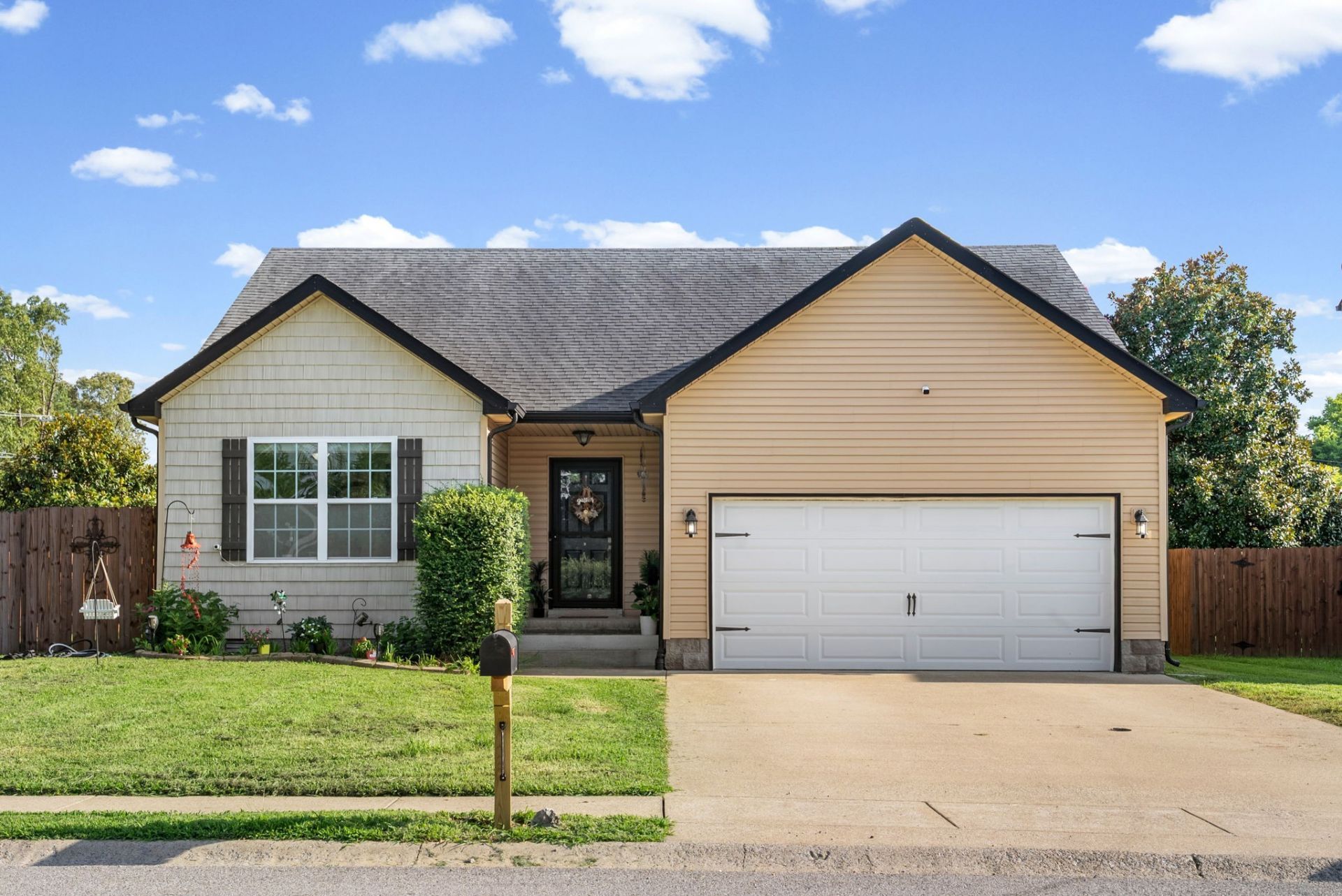 400 Leslie Wood Dr , Clarksville, TN 37040 Main Photo