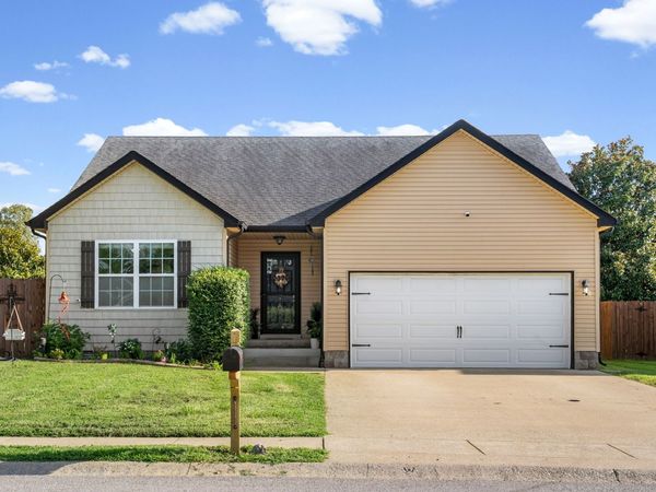 400 Leslie Wood Dr, Clarksville, TN 37040