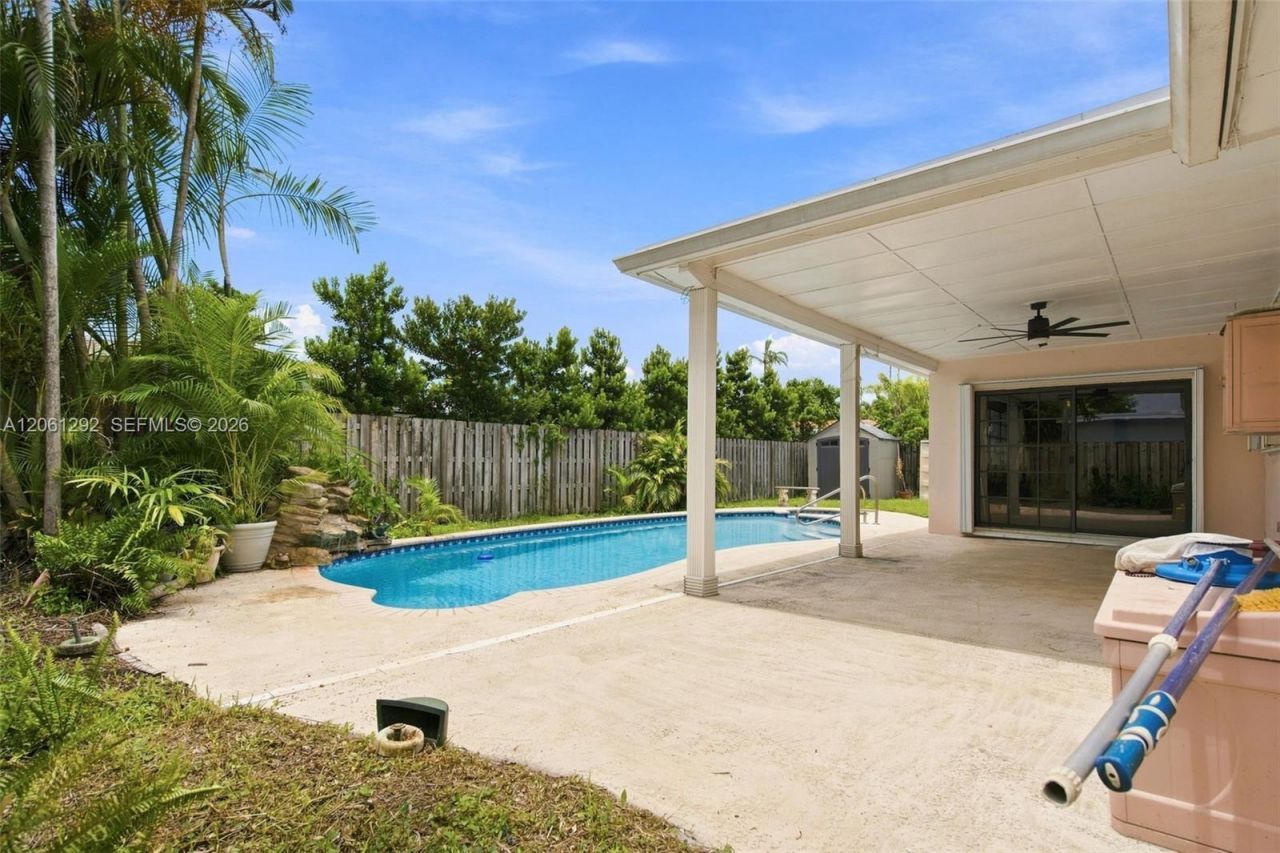 2030 NW 88th Ter, Pembroke Pines, FL 33024 Photo