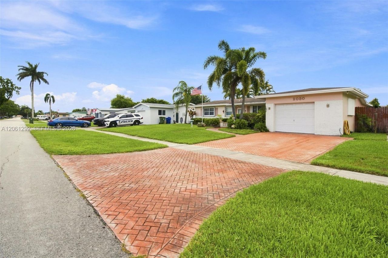 2030 NW 88th Ter, Pembroke Pines, FL 33024 Photo