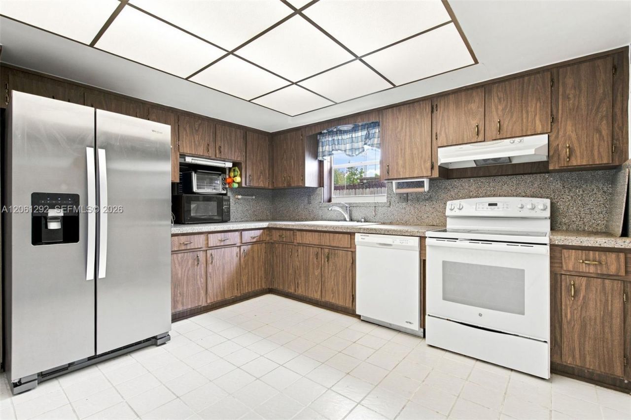 2030 NW 88th Ter, Pembroke Pines, FL 33024 Photo