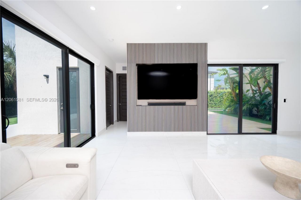 8995 NW 161st Ter , Miami Lakes, FL 33018 Photo