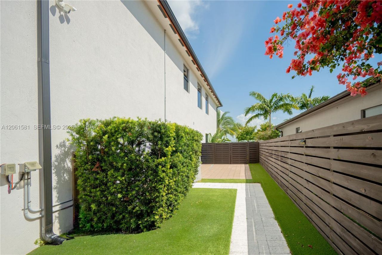 8995 NW 161st Ter , Miami Lakes, FL 33018 Photo