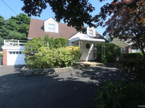 43 Ivanhoe Place , Valley Stream, NY 11580