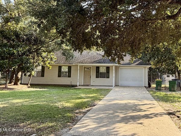 1333 Oak Street, Ocean Springs, MS 39564