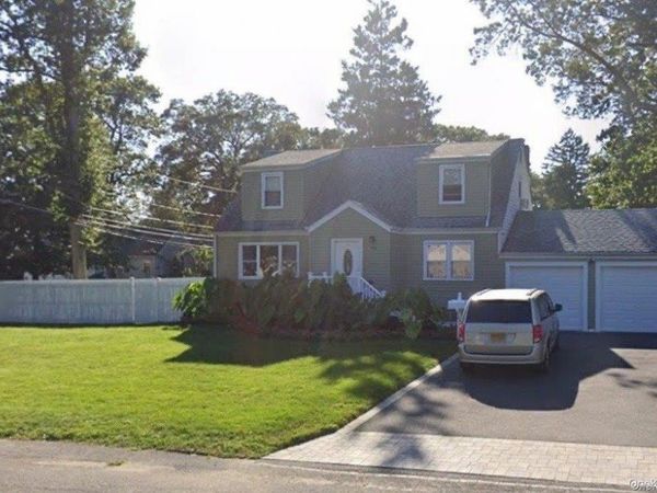 23 Luther Place , Huntington Station, NY 11746