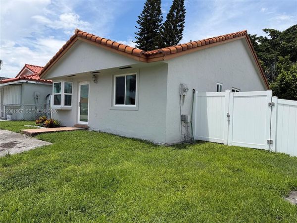 11686 NW 91st Pl, Hialeah Gardens, FL 33018