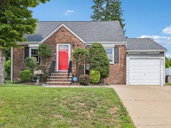 11 Taggart Way, Saddle Brook, NJ 07663