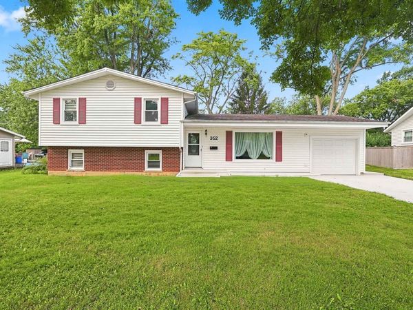 352 Sioux Lane, Carol Stream, IL 60188