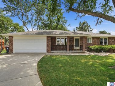5448 Sugarberry Court, Lincoln, NE 68516