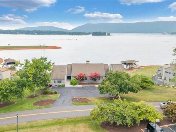897 Ashmeade RD , Moneta, VA 24121