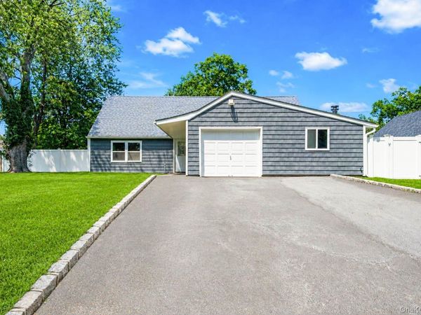 150 Serpentine Lane , Islandia, NY 11749