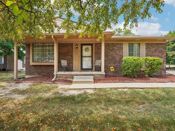 2994 Roundtree Drive, Troy, MI 48083
