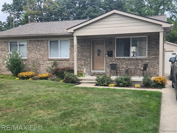 935 E Gardenia Avenue , Madison Heights, MI 48071