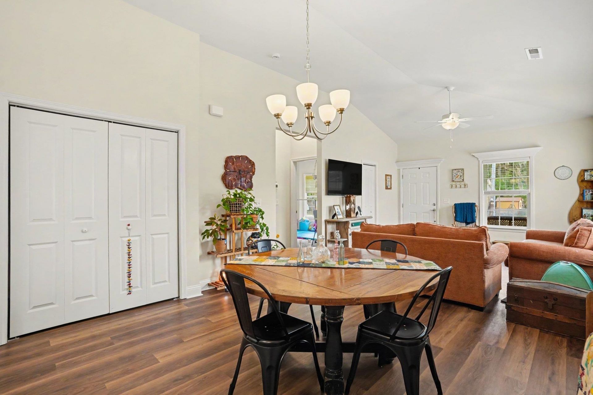 1511 6th Ave.  Photo 10