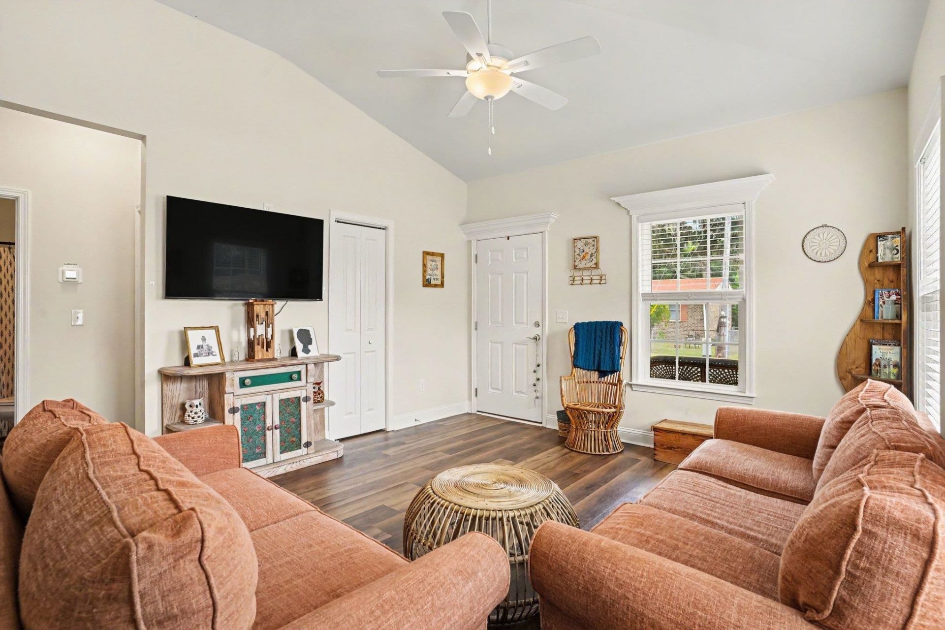 1511 6th Ave.  Photo 8