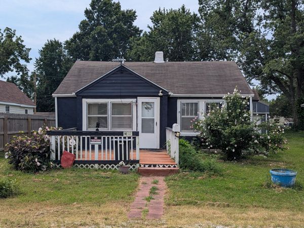18 W Delta Street, Aurora, MO 65605