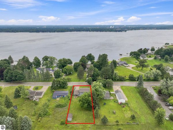 1017 Sunnyside Drive, Cadillac, MI 49601
