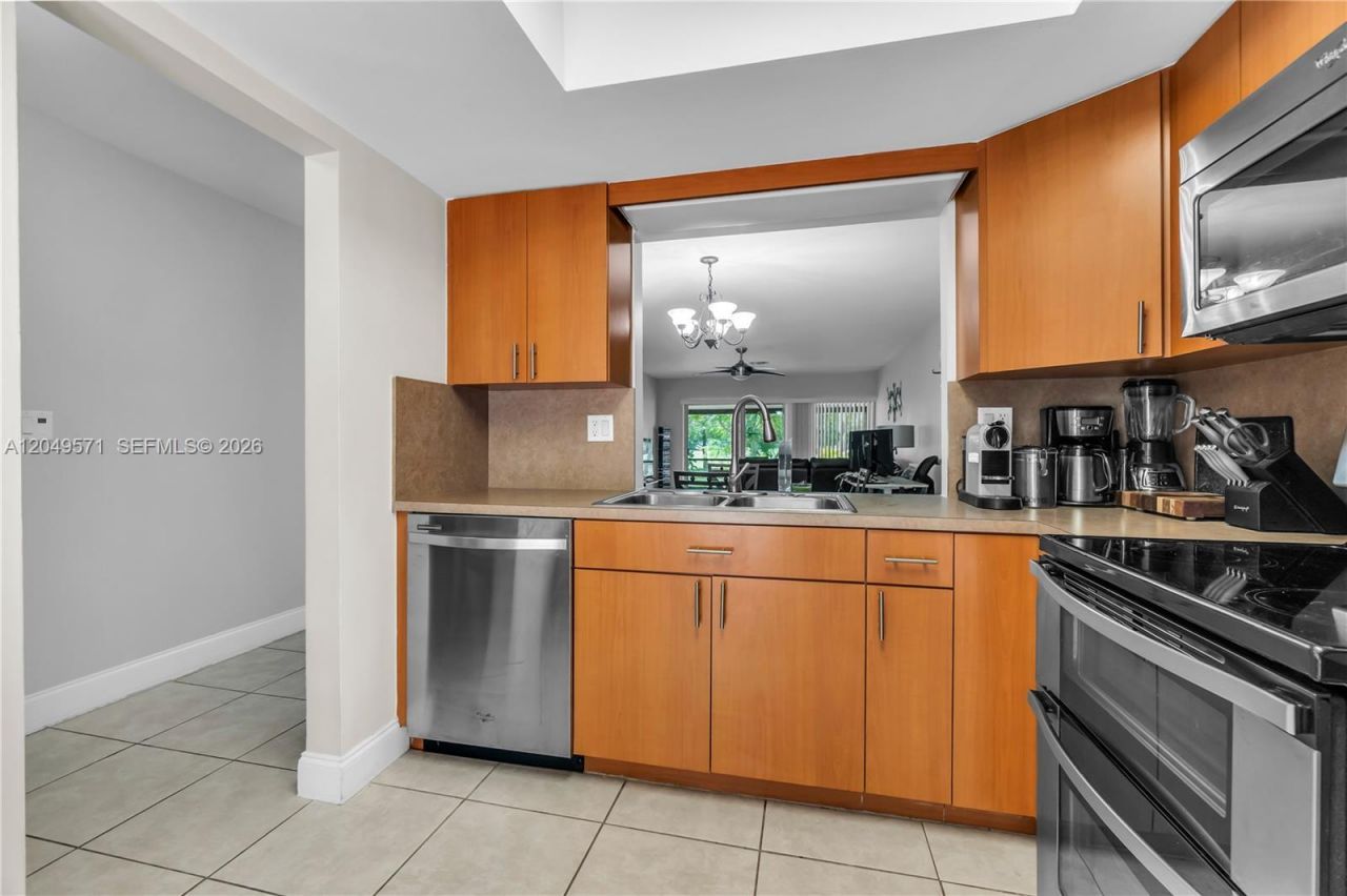 9820 NW 65th Ct, Unit B13, Tamarac, FL 33321 Photo