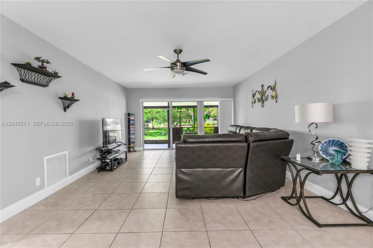 9820 NW 65th Ct, Unit B13, Tamarac, FL 33321 Photo