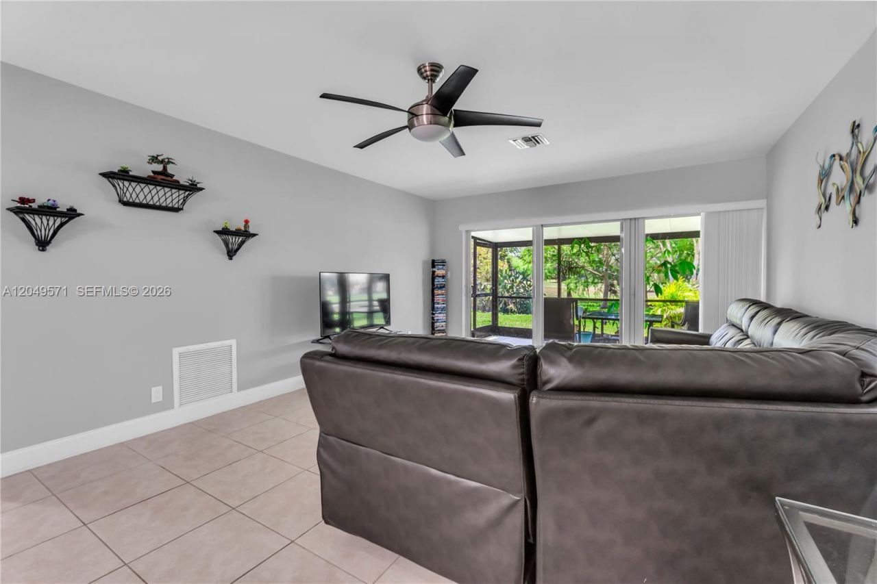 9820 NW 65th Ct, Unit B13, Tamarac, FL 33321 Photo