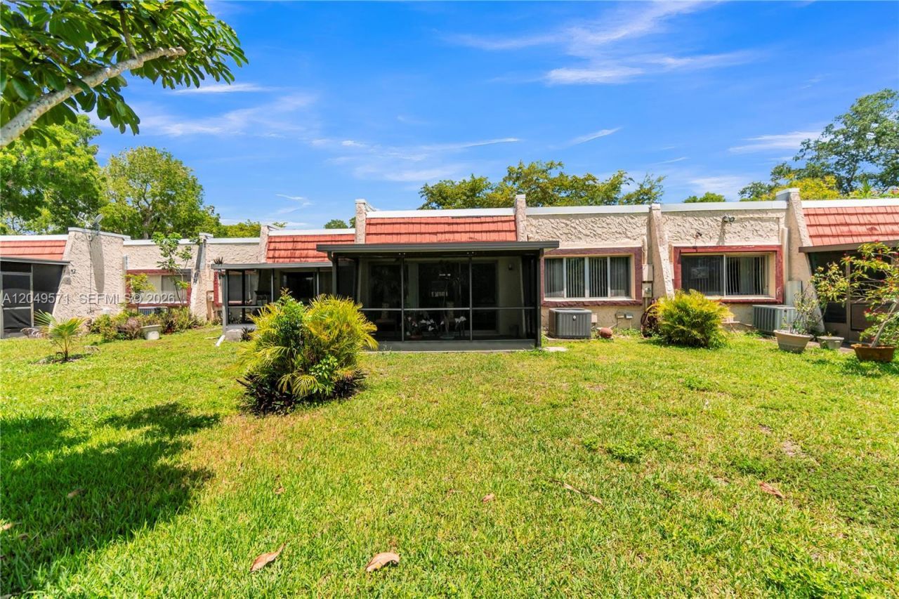 9820 NW 65th Ct, Unit B13, Tamarac, FL 33321 Photo