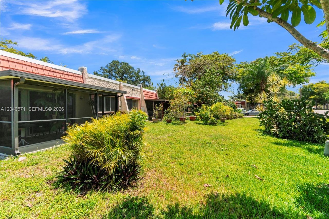 9820 NW 65th Ct, Unit B13, Tamarac, FL 33321 Photo