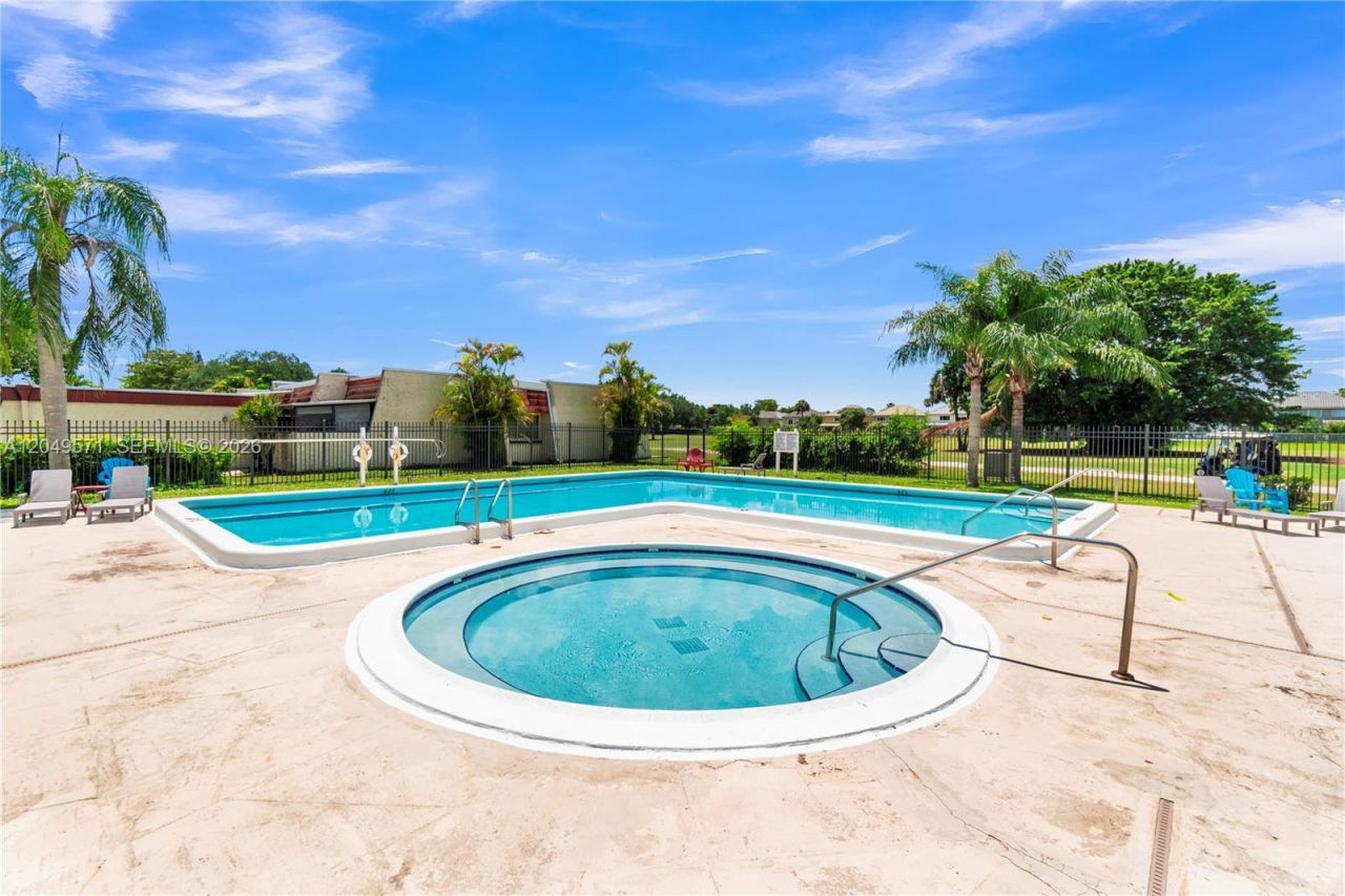 9820 NW 65th Ct, Unit B13, Tamarac, FL 33321 Photo