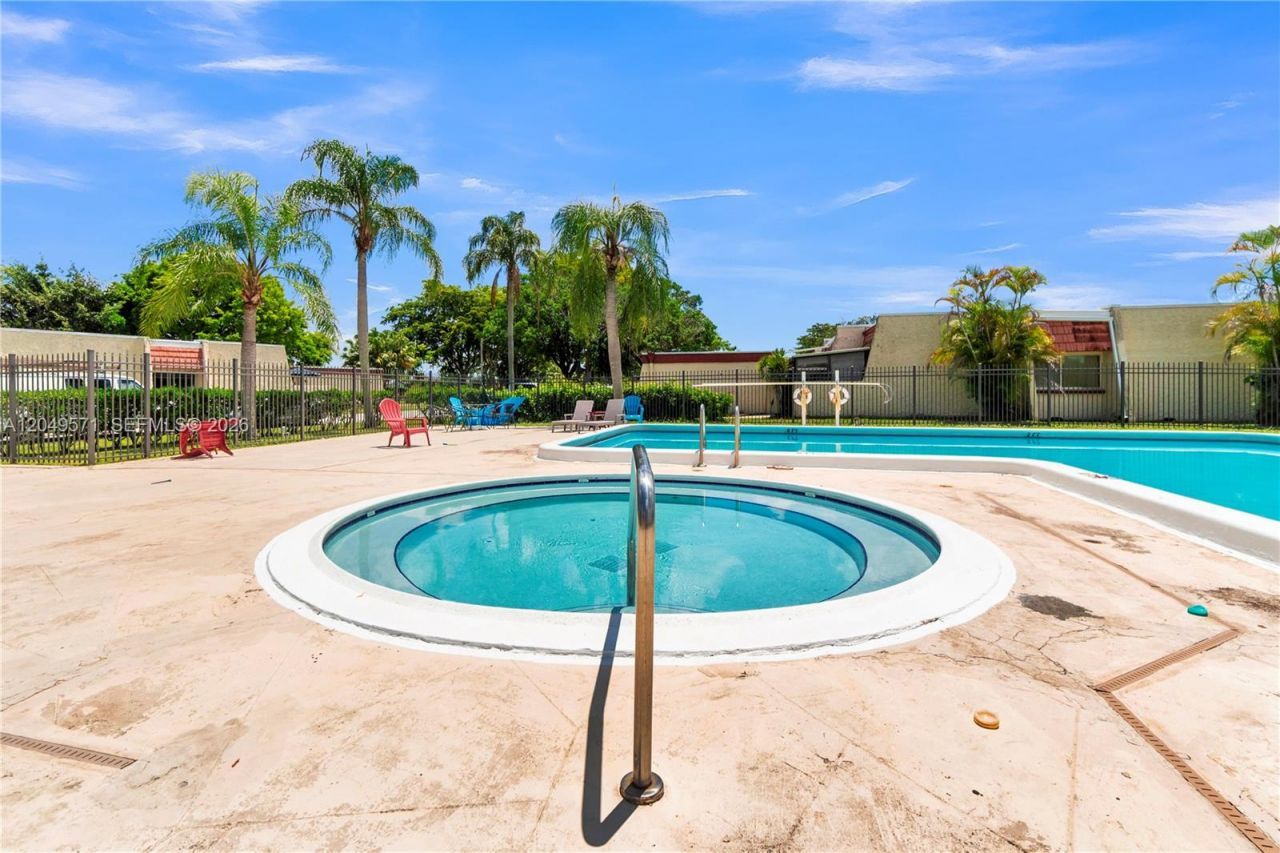 9820 NW 65th Ct, Unit B13, Tamarac, FL 33321 Photo