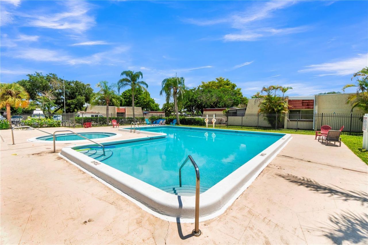 9820 NW 65th Ct, Unit B13, Tamarac, FL 33321 Photo