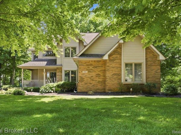 8184 Baypointe Drive, Brighton Township, Mi 48114