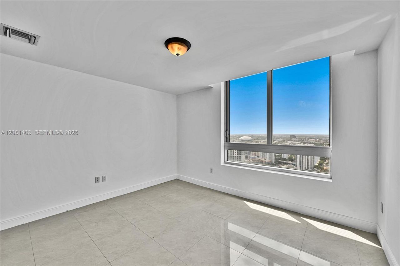 90 SW 3rd St , Unit PH-17, Miami, FL 33130 Photo
