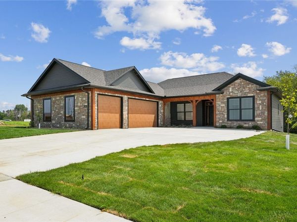 120 Howard Ave , Swisher, IA 52338