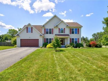 803 Red Fox Cir , Ontario, NY 14519