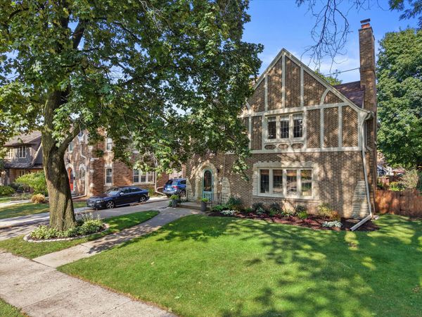 4914 N Woodburn St, Whitefish Bay, WI 53217