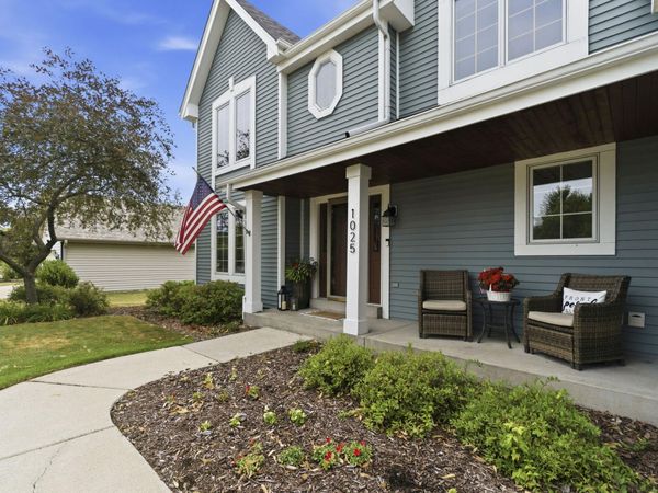 1025 E Meadow Ter, Oak Creek, WI 53154