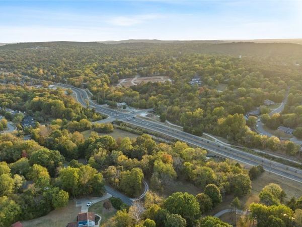 3105 N Old Wire Road , Fayetteville, AR 72703