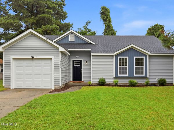2606 Idlebrook Circle, Midway Park, NC 28544