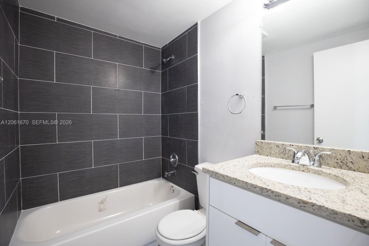 1960 NE 161st St, Unit 201, North Miami Beach, FL 33162 Photo