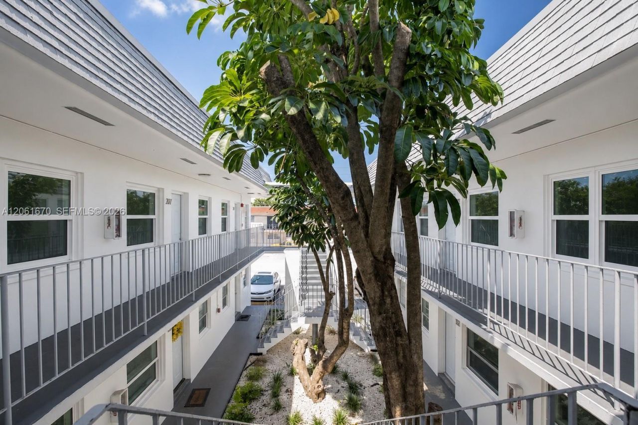 1960 NE 161st St, Unit 201, North Miami Beach, FL 33162 Photo