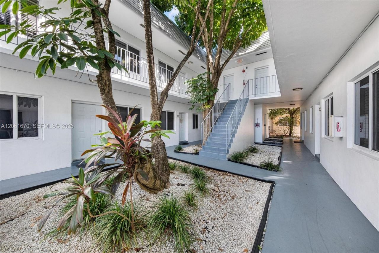 1960 NE 161st St, Unit 201, North Miami Beach, FL 33162 Photo