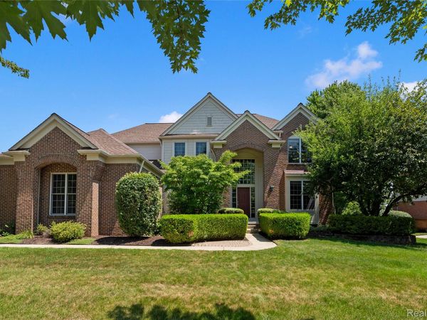 887 Loggers Circle, Rochester, Mi 48307