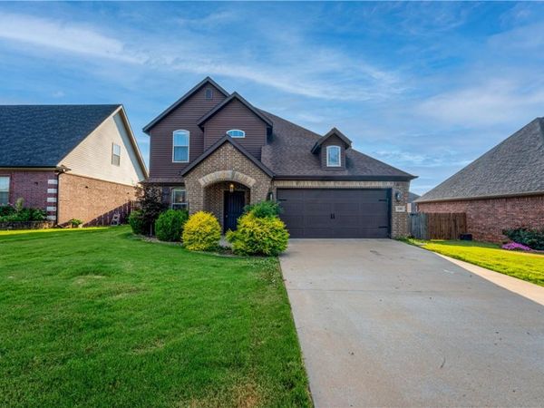 105 NE Larkspur Lane , Bentonville, AR 72712