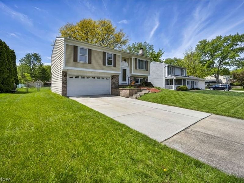 8600 Brentwood Drive, Olmsted Township, OH 44138 Photo 2