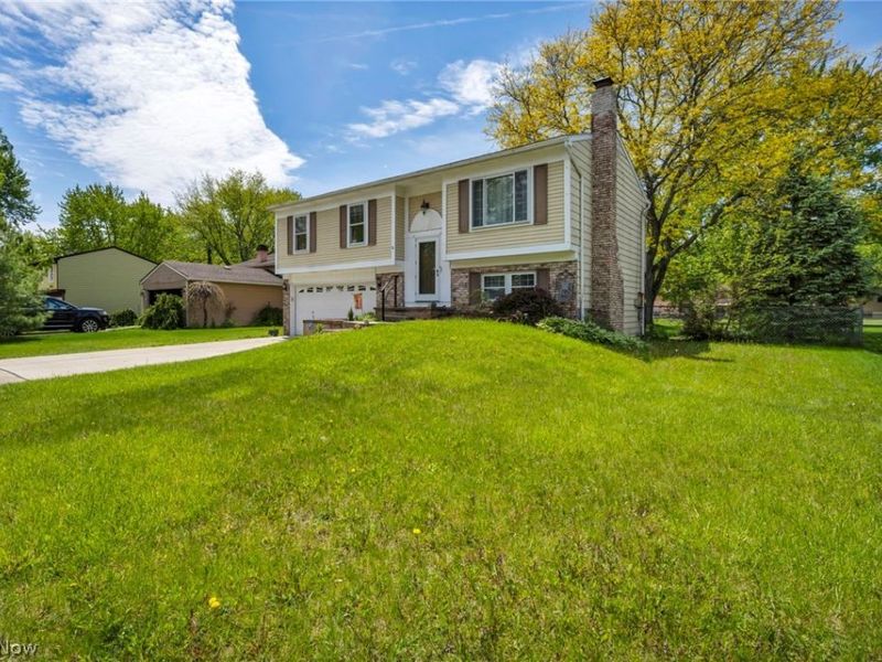 8600 Brentwood Drive, Olmsted Township, OH 44138 Photo 3